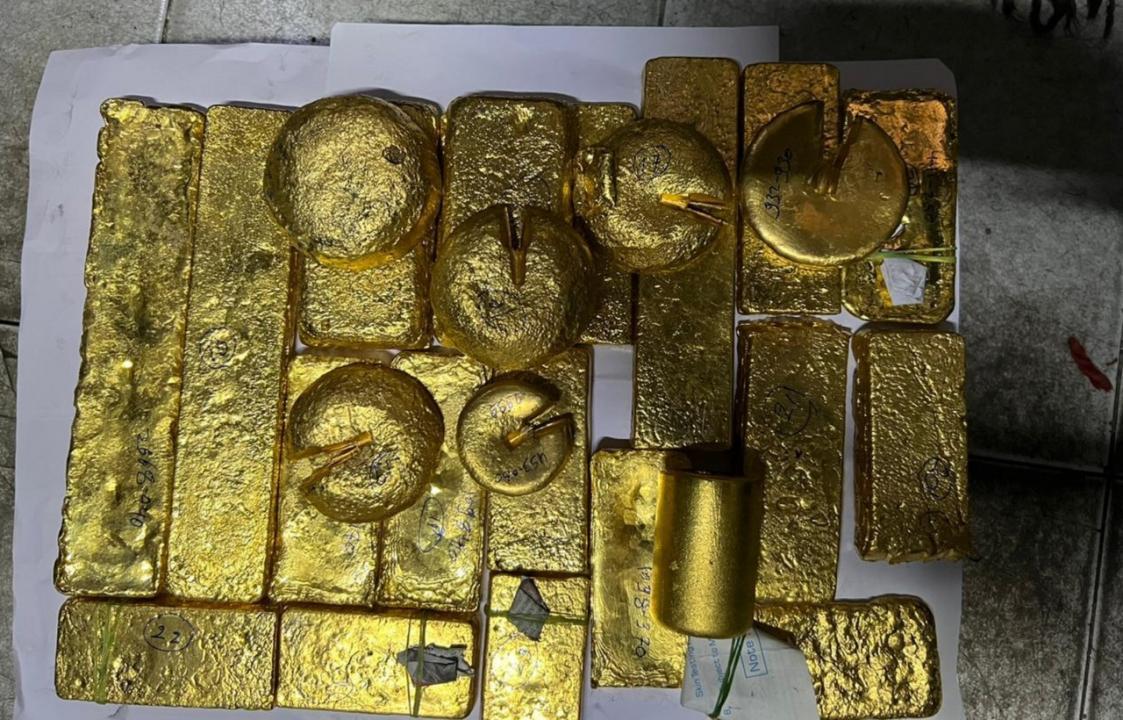 Mumbai: DRI seizes smuggled gold worth Rs 21 cr, unaccounted cash at air cargo complex